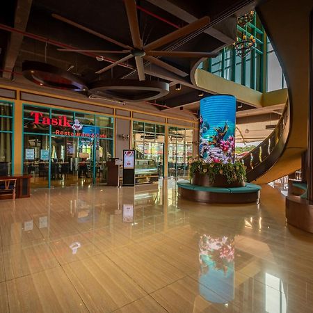 Tasik Villa International Resort Port Dickson Esterno foto The interior of the mall