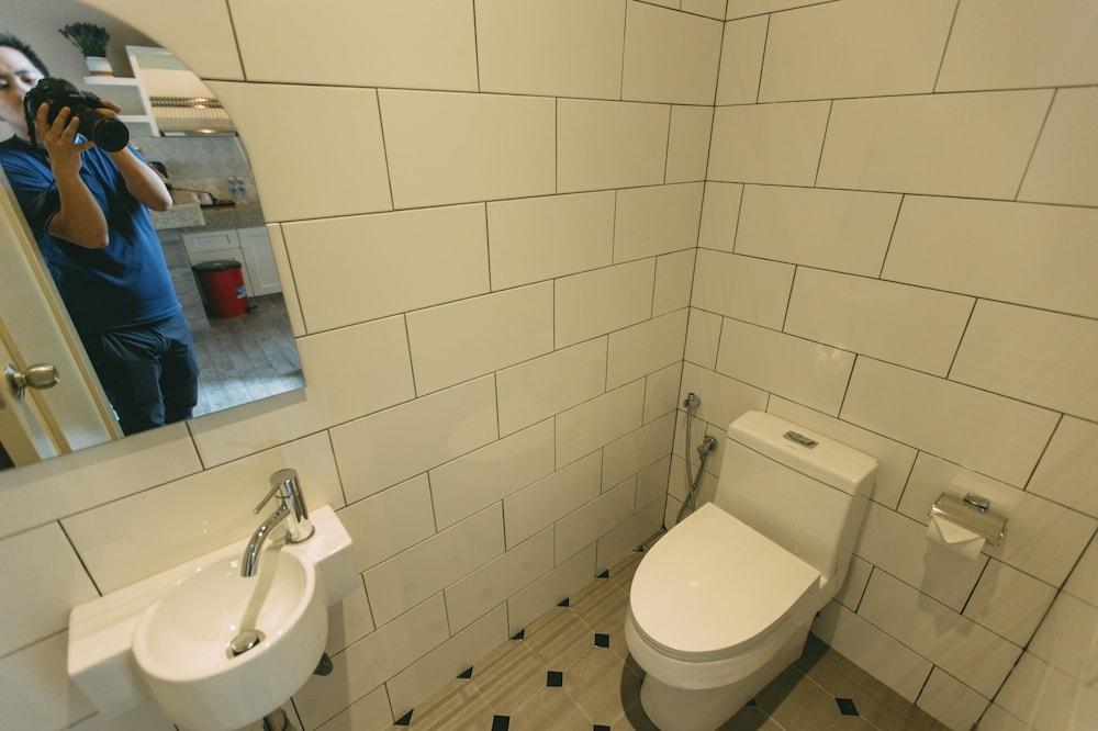 Tasik Villa International Resort Port Dickson Esterno foto Bathroom with a bidet