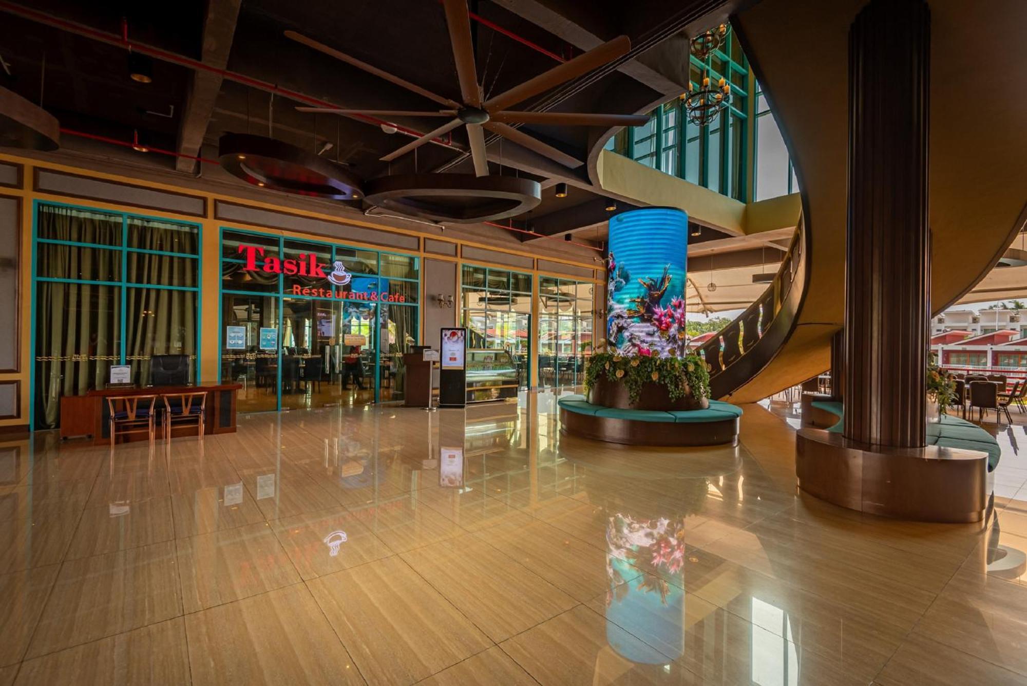 Tasik Villa International Resort Port Dickson Esterno foto The interior of the mall