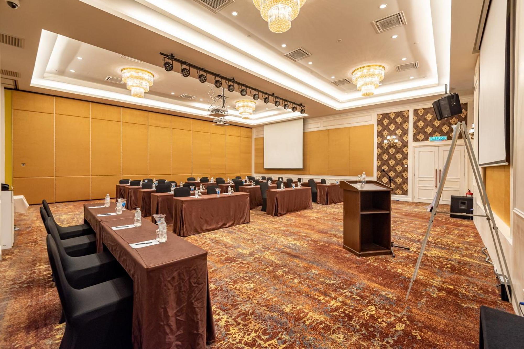 Tasik Villa International Resort Port Dickson Esterno foto Meeting room