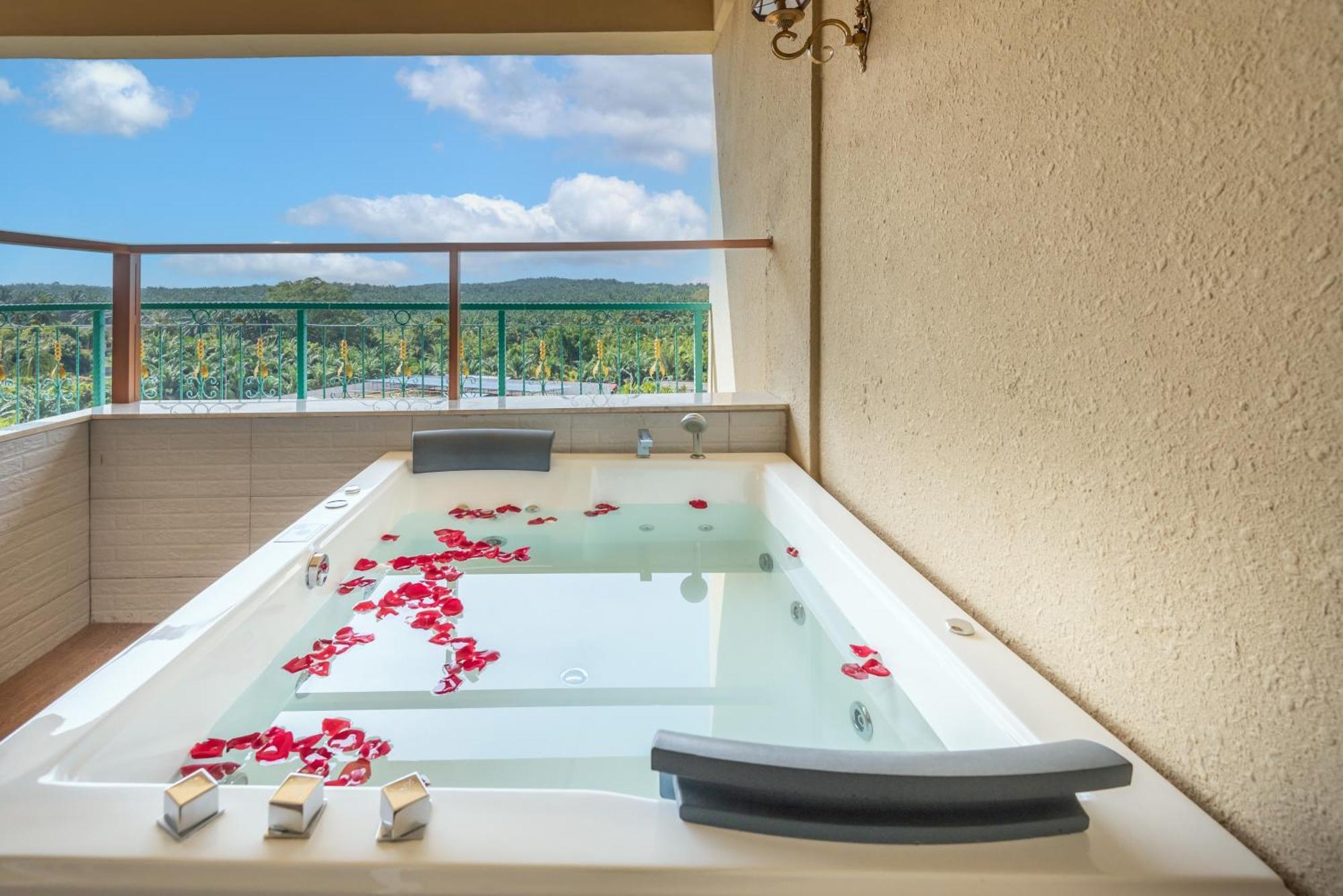 Tasik Villa International Resort Port Dickson Esterno foto A whirlpool bath