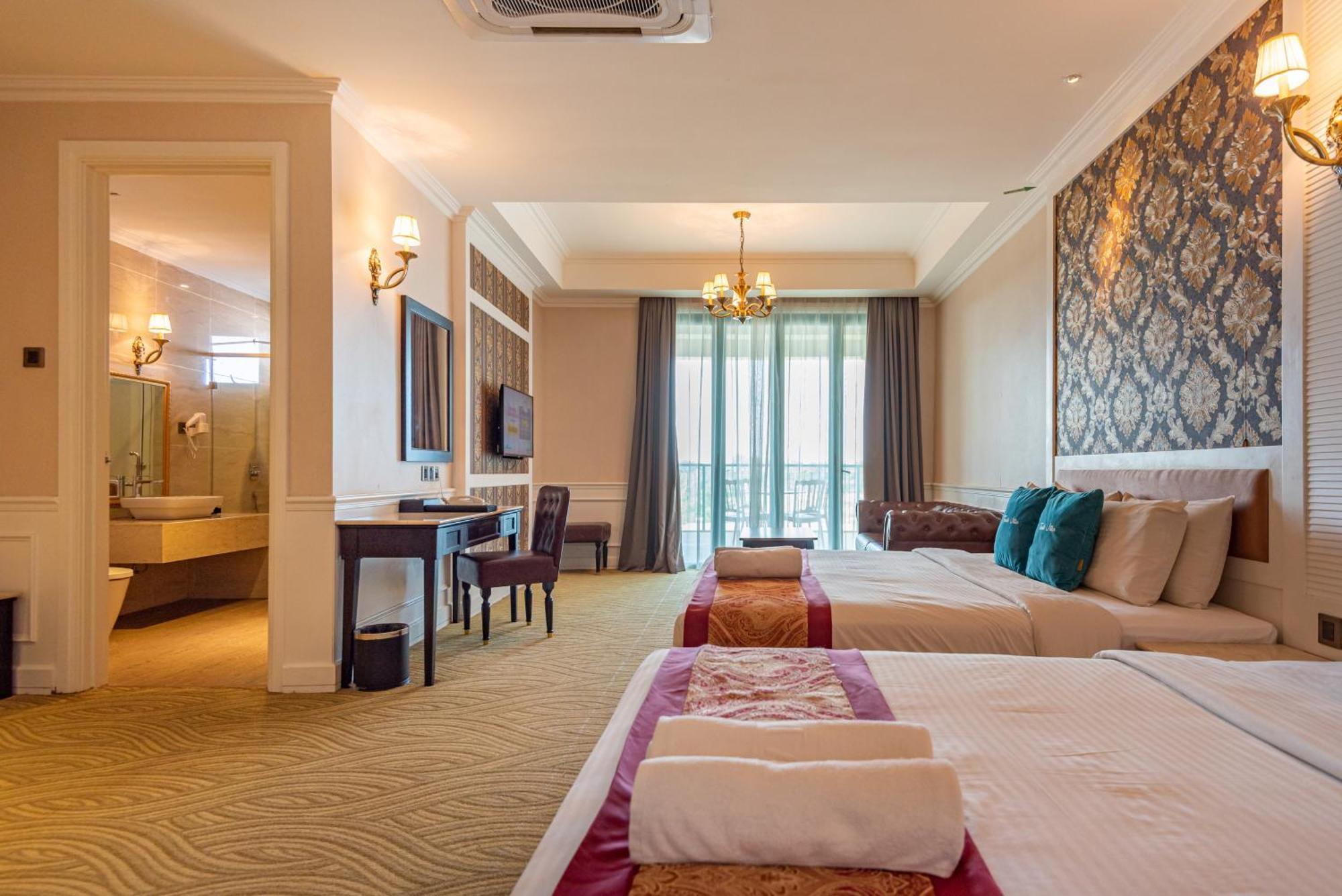 Tasik Villa International Resort Port Dickson Esterno foto Deluxe Family Room