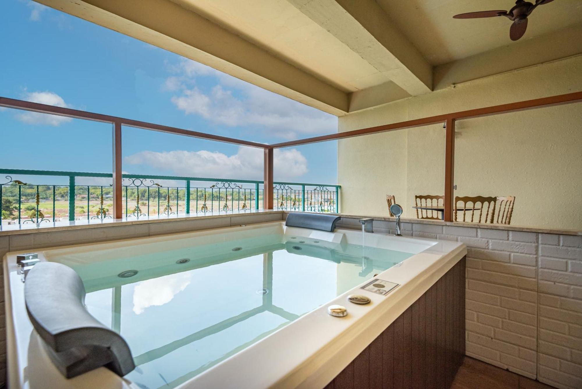 Tasik Villa International Resort Port Dickson Esterno foto A hot tub