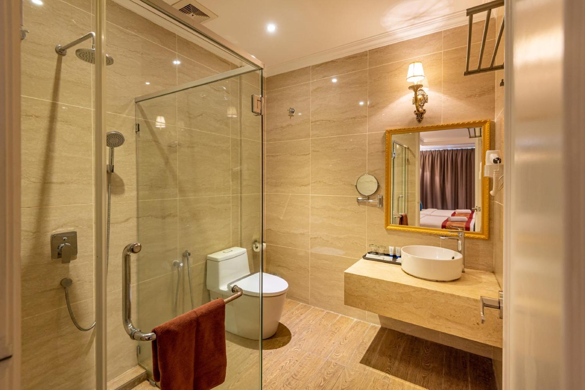 Tasik Villa International Resort Port Dickson Esterno foto A bathroom in a hotel