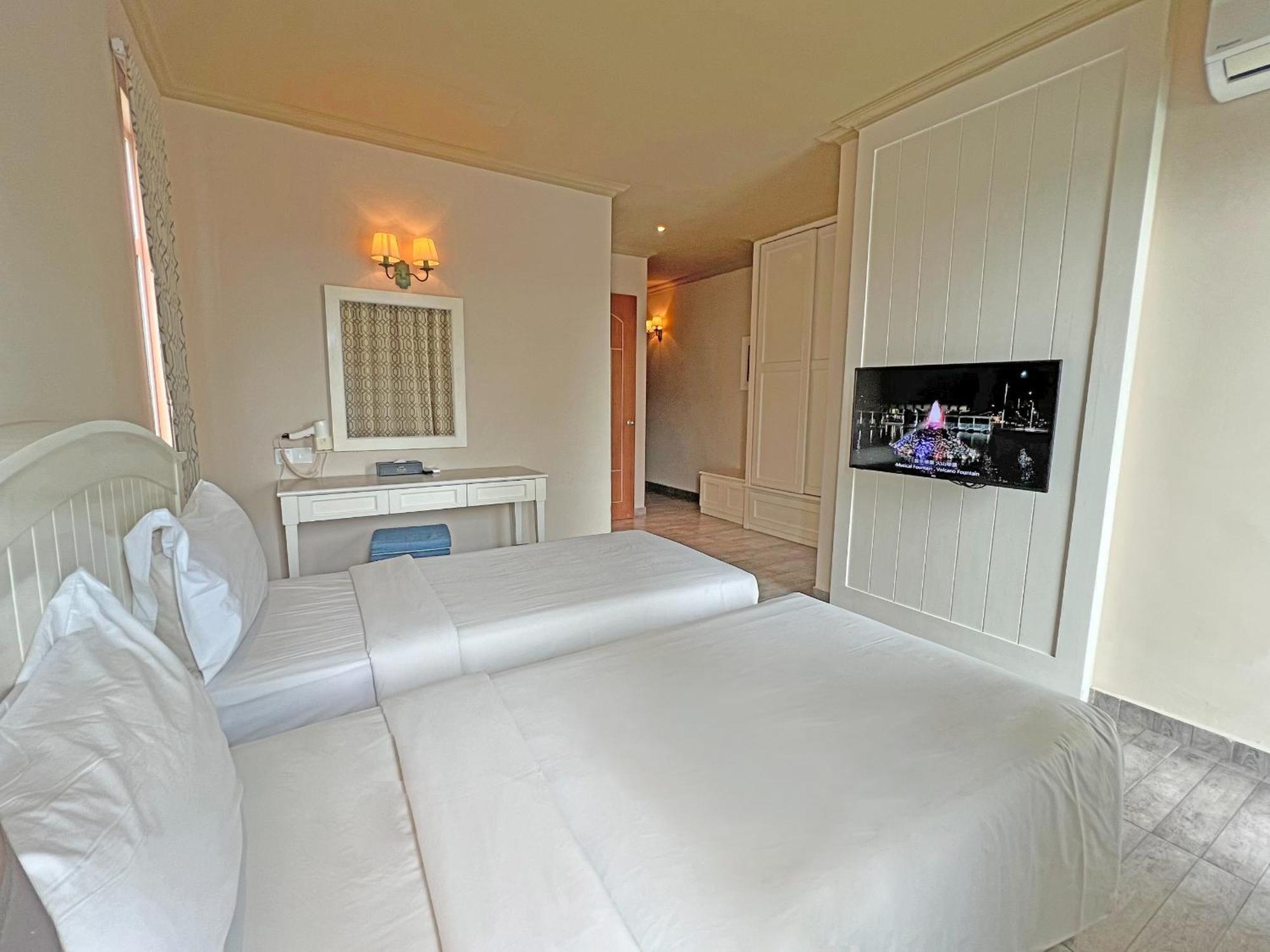 Tasik Villa International Resort Port Dickson Esterno foto A room at the hotel