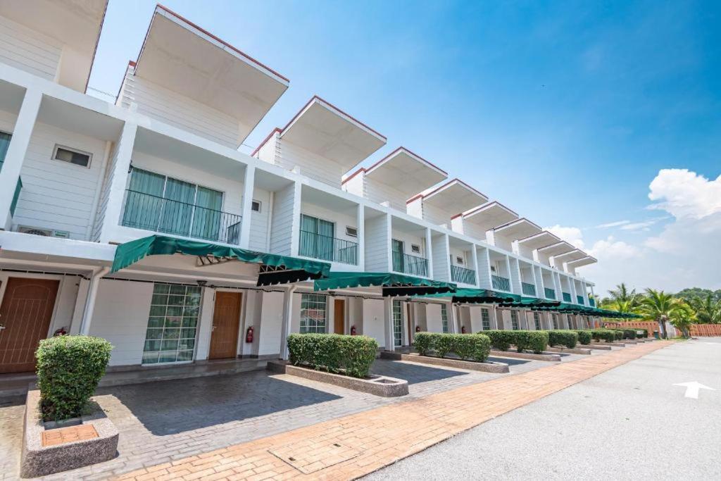 Tasik Villa International Resort Port Dickson Esterno foto The residence hall