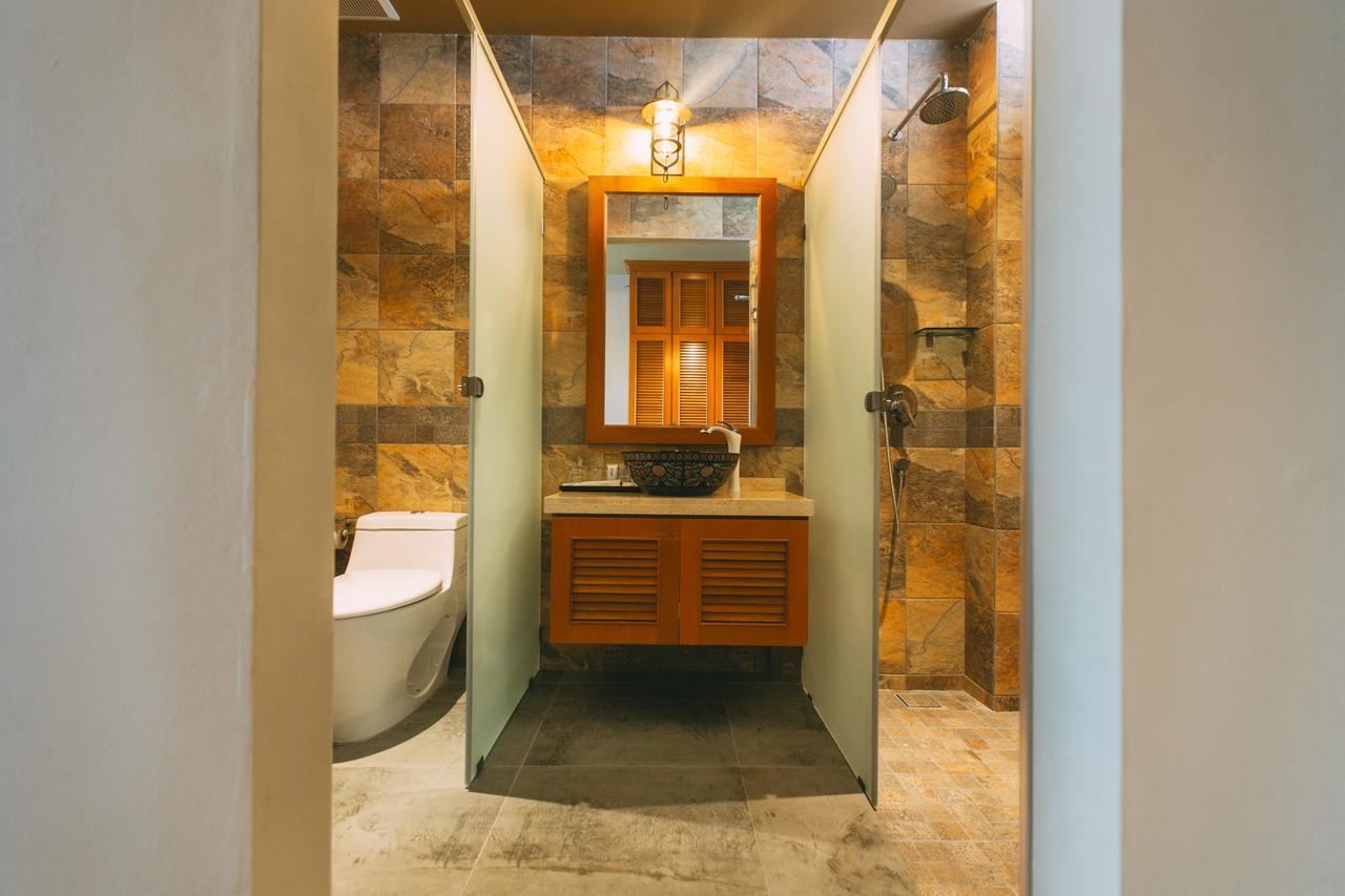 Tasik Villa International Resort Port Dickson Esterno foto Bathroom in a hotel
